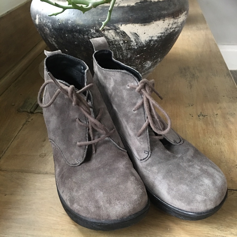 B.O.C. light mocha-gray suede chukka wedge boot